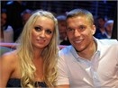 Podolski dua ban gai di xem dam boc hinh anh