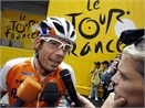 Hai tay dua bi ban o Tour de France hinh anh
