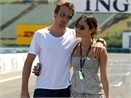 Jenson Button dao quanh truong dua voi ban gai hinh anh