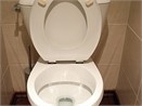 Bi ket mot tuan trong toilet hinh anh