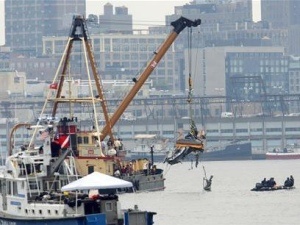 Tim thay 7 thi the vu may bay dam nhau o New York hinh anh