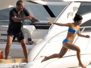 Lily Allen quay voi Kate Moss o bien hinh anh