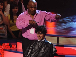 Joe Jonas bi Mike Tyson cat toc hinh anh
