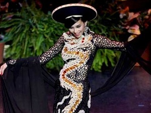 Hoang Yen mac trang phuc qua gian di? hinh anh