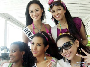 Hoang Yen dien thoi trang tai Miss Uiverse 2009 hinh anh