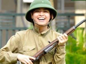 Xem Hoang Thuy Linh di tap quan su hinh anh