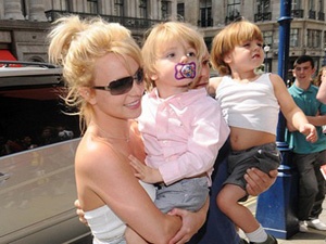 Britney de mac con noi bay hinh anh