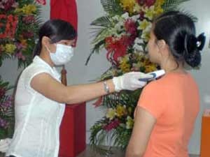 Muon vao sieu thi phai do than nhiet hinh anh