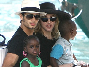 Madonna tung tang voi bo tre o Y hinh anh