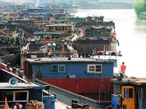 8.000 tau thuyen mac ket suot 40km vi lu hinh anh