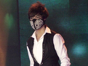 Tim deo khau trang len san khau hinh anh