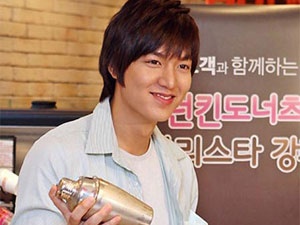 Lee Min Ho phuc vu cafe hinh anh
