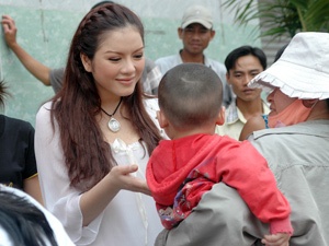 Ly Nha Ky nang niu nhung nu cuoi be tho hinh anh