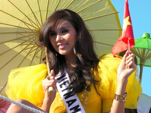 Hoang Yen ruc ro tren duong pho Bahamas hinh anh