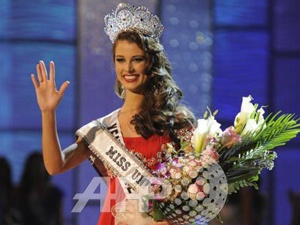 Venezuela dang quang Hoa hau Hoan vu hinh anh