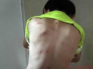 12 tuoi bi cha de hanh ha, cuong buc nhieu lan hinh anh