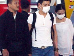 Luu Duc Hoa lan dau nam chat tay nguoi tinh hinh anh