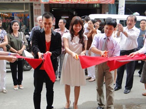 Nam Khanh mo cong ty dao tao ca si hinh anh