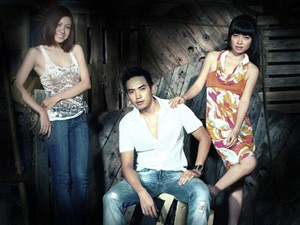 2 kieu nu tao dang trong phong toi hinh anh