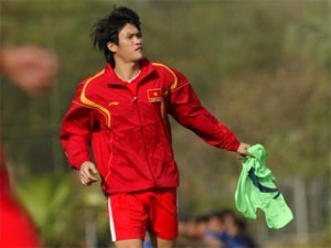 Cong Vinh tiep tuc 'pha luoi' tren dat Bo hinh anh