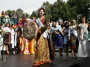 Chung Thuc Quyen mua non quai thao hinh anh