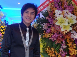 Gan 1.000 nguoi den khai truong cafe Dan Truong hinh anh