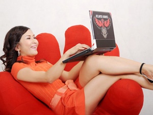 Ca sy hai ngoai khoe dang ben laptop thoi trang hinh anh