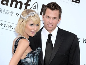 Paris Hilton treo anh chan dung khap nha nguoi tinh hinh anh