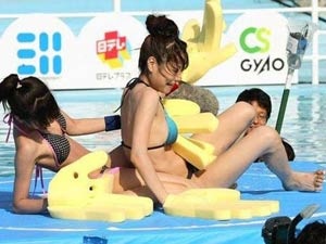 Teen Nhat va trao luu mac bikini dau vat hinh anh