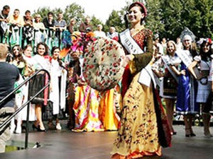 Chung Thuc Quyen doat giai Trang phuc truyen thong hinh anh