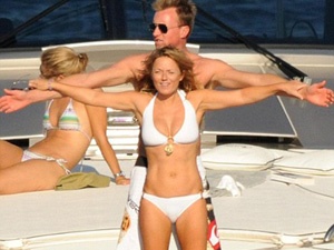 Geri Halliwell dien canh ‘Titanic’ voi bo tre hinh anh