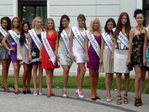 Hoa hau Sieu quoc gia du le khanh thanh khach san hinh anh