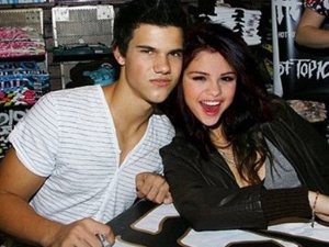 ‘Nguoi soi’ Taylor Lautner ca ngoi Selena Gomez hinh anh