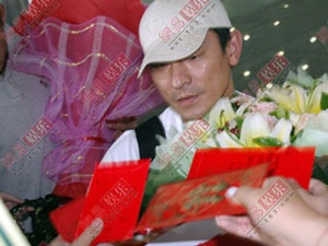 Fan tang phong bao li xi cho Luu Duc Hoa hinh anh