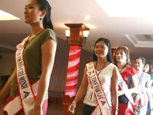 Hoa hau Quy ba truoc gio ban ket hinh anh