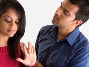 Khi chong 'len lop' tai gia hinh anh