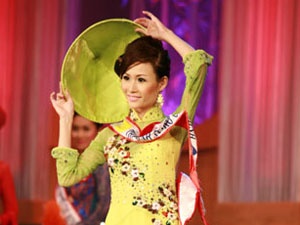 Tung bung dem ban ket Hoa hau Quy ba hinh anh