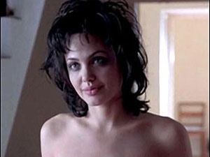 Jolie lo nguc tran tren man anh hinh anh