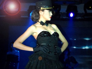 Thanh Hang bi an voi tone den hinh anh