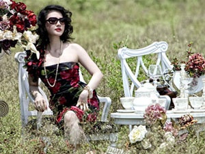 Dieu chua biet ve nguoi dep 'lai xe dien' hinh anh