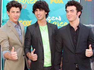 Anh ca Jonas Brothers chon phu re hinh anh