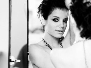 Lily Allen minh tran trong phong toi hinh anh