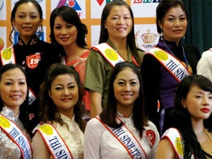 Chong mot thi sinh thi Hoa hau quy ba to cao vo hinh anh