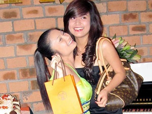 Hoang Thuy Linh rang ro trong sinh nhat Dieu Huong hinh anh