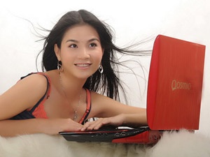 Kieu nu do dang cung laptop 'khung' hinh anh