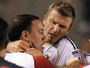 Beckham bop co cau thu doi ban hinh anh