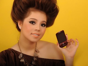 Dien vien phim 'Cha duong' quyen ru ben HTC Magic hinh anh