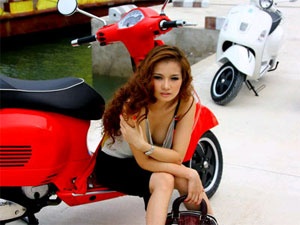Cao Thuy Duong khoe dang ben Vespa moi hinh anh