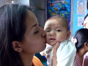 Mai Phuong Thuy don trung thu voi tre em ung thu hinh anh