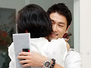 Tri Nguyen om Ngo Thanh Van giua chon dong nguoi hinh anh